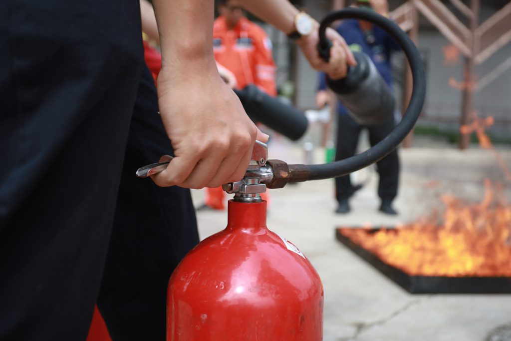 Brand blussen op BHV cursus